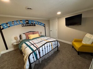 Room - Elvis, Blues & BBQ: 4BR Home Just Outside Memphis, Minutes from USA Ball Stadium (Millington)