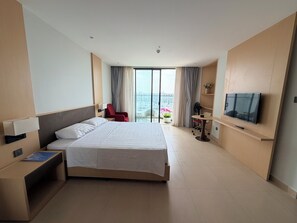 Desk, laptop workspace, blackout curtains, free WiFi - The ocean-view Cam Ranh  (Cam Ranh)