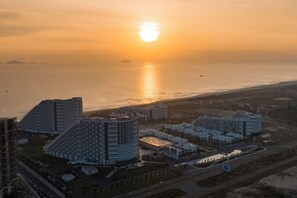 Deluxe Condo, 1 King Bed, Beach View | Exterior