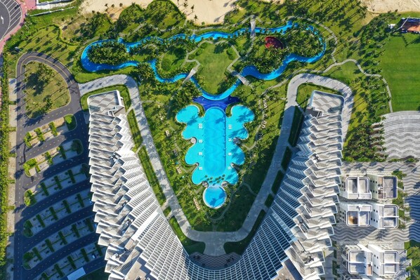 2 outdoor pools