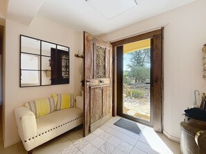 Smart TV, fireplace, DVD player, books - La Maison Bleue, your exceptional break in the heart of the Ardèche Gorges (Salavas)