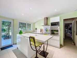 Fridge, microwave, oven, stovetop - La Maison Bleue, your exceptional break in the heart of the Ardèche Gorges (Salavas)