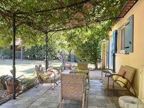 Terrace/patio - La Maison Bleue, your exceptional break in the heart of the Ardèche Gorges (Salavas)