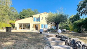 A modern two-story house with a paved pathway leading to the entrance. - La Maison Bleue, your exceptional break in the heart of the Ardèche Gorges (Salavas)