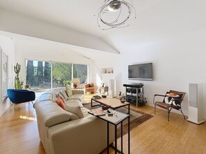 Smart TV, fireplace, DVD player, books - La Maison Bleue, your exceptional break in the heart of the Ardèche Gorges (Salavas)