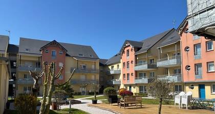 Appartement avec balcon, parking et piscine dans la résidence à Grandcamp-Maisy.