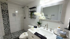 Een douche, een haardroger, handdoeken