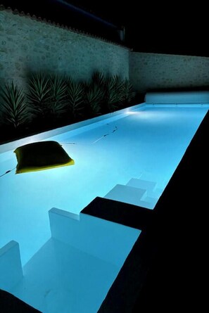 A swimming pool with steps leading into it, surrounded by a low wall and some plants. - Country house near St Emilion (Montcaret)