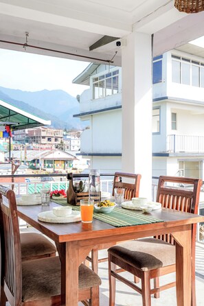 Outdoor dining - Bir Downtown 2BHK - Landing Site 5 Mins (Baijnath)