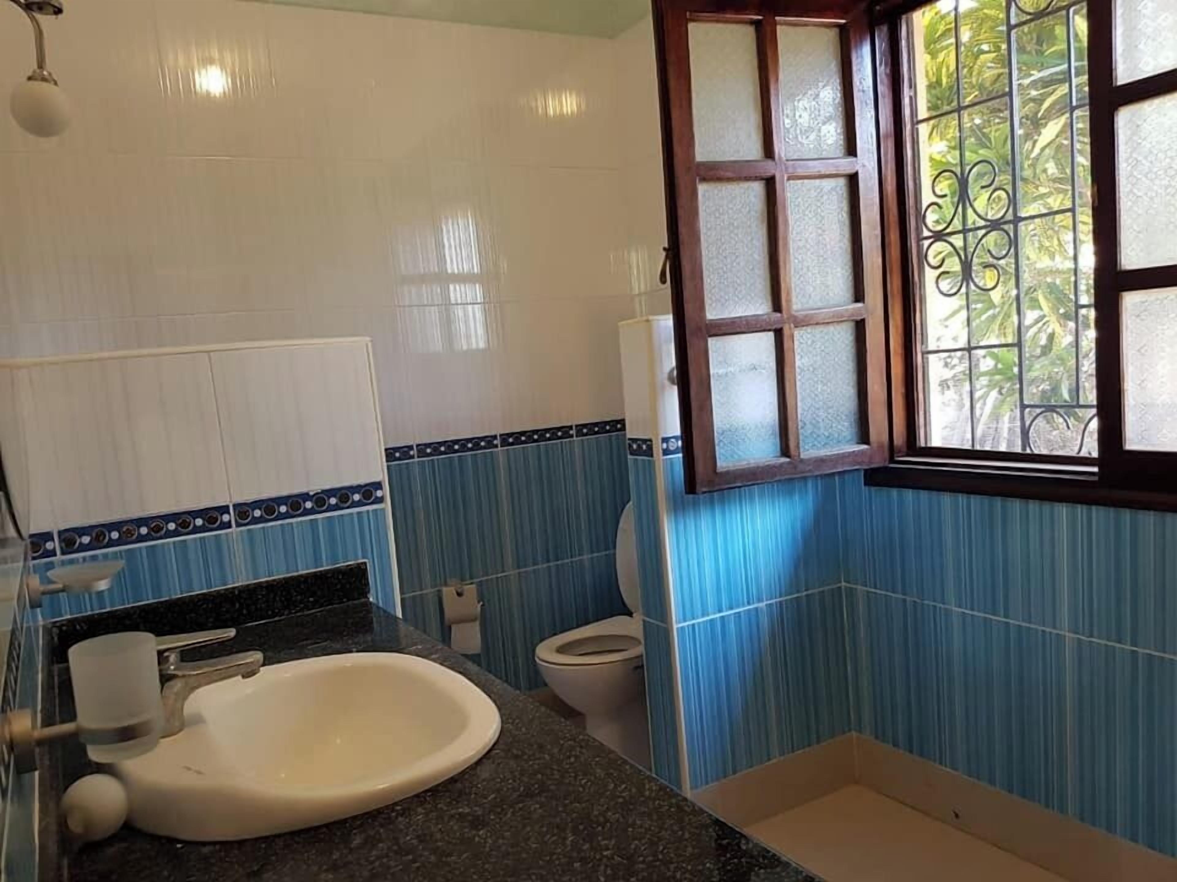 Ducha, artículos de tocador gratuitos, pantuflas, toallas