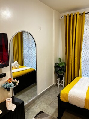 1 habitación, tabla de planchar con plancha, wifi y ropa de cama 
