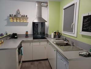 Private kitchen - Bandol residence, apartementT2 of 54 m2 with a terrace of 22m2, classified 3 stars (Bandol)