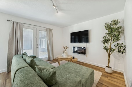 Living area. Lovely 1-bedroom apartment with AC in vibrant Dallas