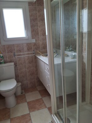 Doccia, asciugacapelli, asciugamani, sapone