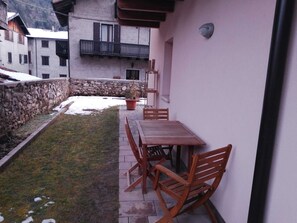 تناول الطعام بالخارج