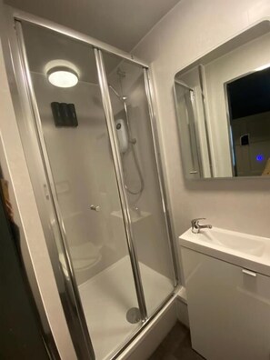 Habitación económica, vista al jardín | Baño