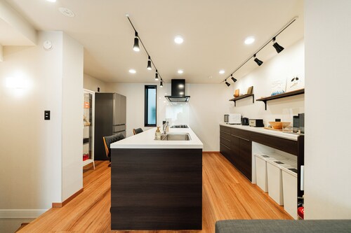 98 m2, Best Location, Free Parking, Luxury Private House, 5 min walk to station