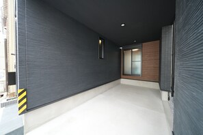 المنطقة المحيطة بالمنشأة