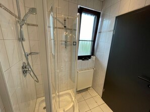Shower, hair dryer, towels, soap - Vacation home Kompass - Apartment East (Wittmund)
