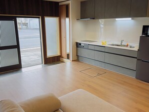 Refrigerador con freezer, microondas, placa de cocina