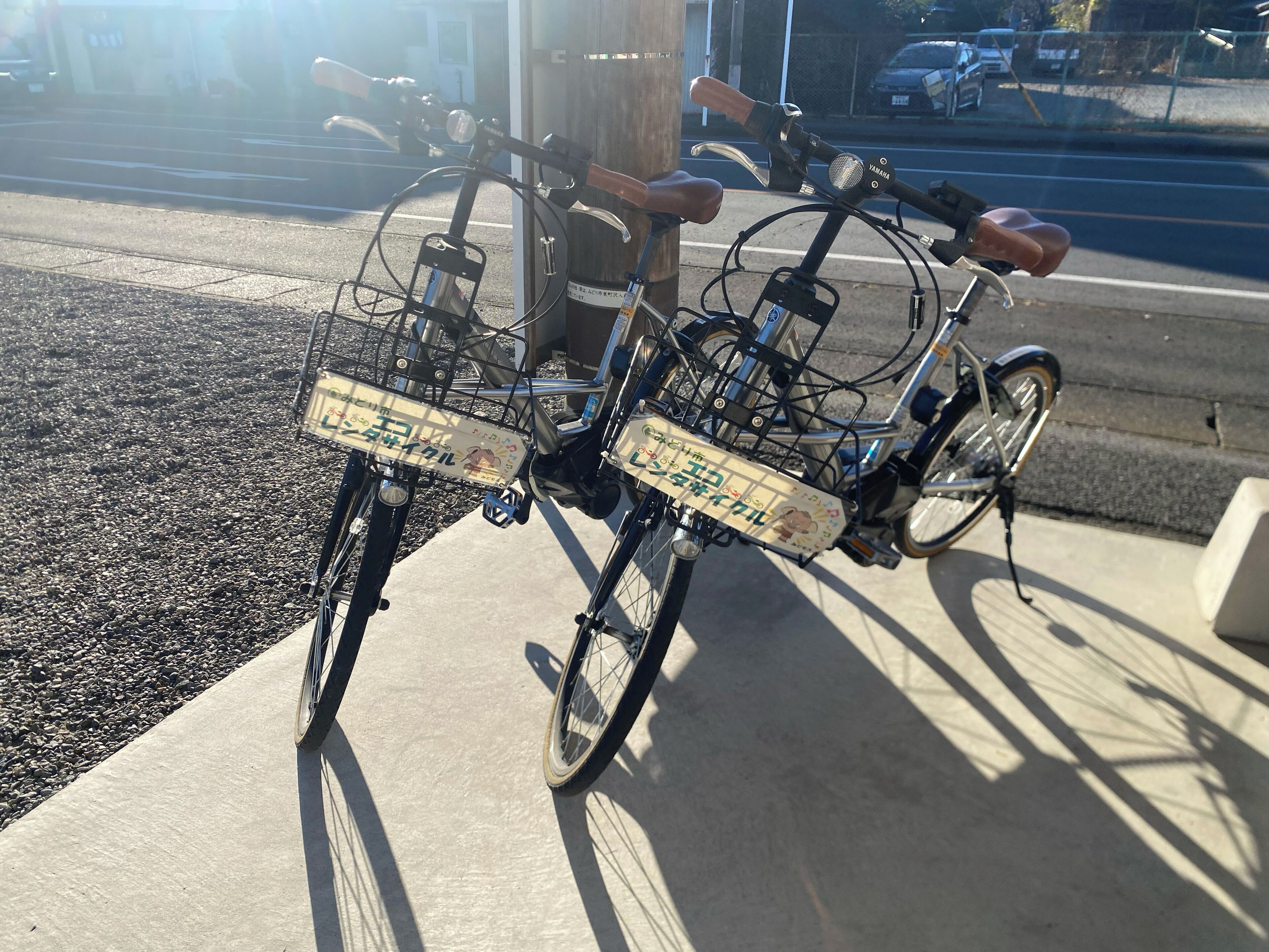 Una bicicleta amb una matrícula fixada al davant, aparcada en una vorera.
