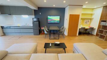 Casa familiar, 3 habitaciones, no fumadores, cocina | Zona de estar | Smart TV de 50 pulgadas con canales digitales
