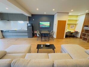 Casa familiar, 3 habitaciones, para no fumadores, cocina | Área de sala de estar | Smart TV de 50 pulgadas con canales digitales 