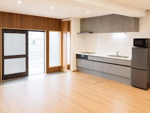 家庭獨棟房屋, 3 間臥室, 非吸煙房, 廚房 | 起居區 | 50-吋智慧型電視，提供數位頻道