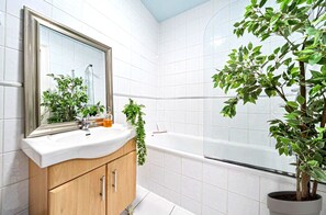 Hair dryer, towels, soap, toilet paper - Quiet London Flat • Free Parking • 6-min Elizabeth Line • Near Greenwich & O2 (London)