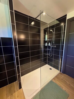 Shower, hair dryer, towels, soap - Group gite - ideal for families and friends (Tiranges)