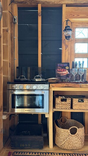 Private kitchen - Secluded, cozy and romantic:  The perfect Ozark getaway for two. (Siloam Springs)