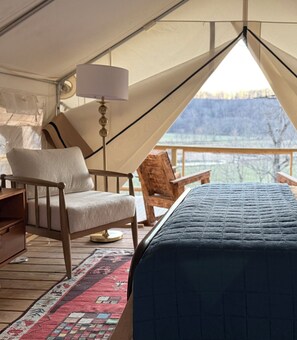 Room - Secluded, cozy and romantic:  The perfect Ozark getaway for two. (Siloam Springs)