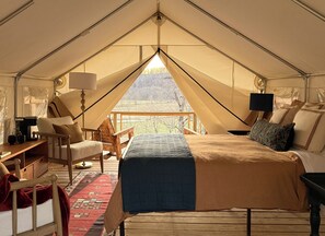 Room - Secluded, cozy and romantic:  The perfect Ozark getaway for two. (Siloam Springs)