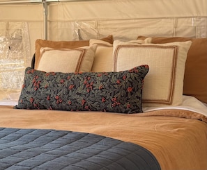 Room - Secluded, cozy and romantic:  The perfect Ozark getaway for two. (Siloam Springs)