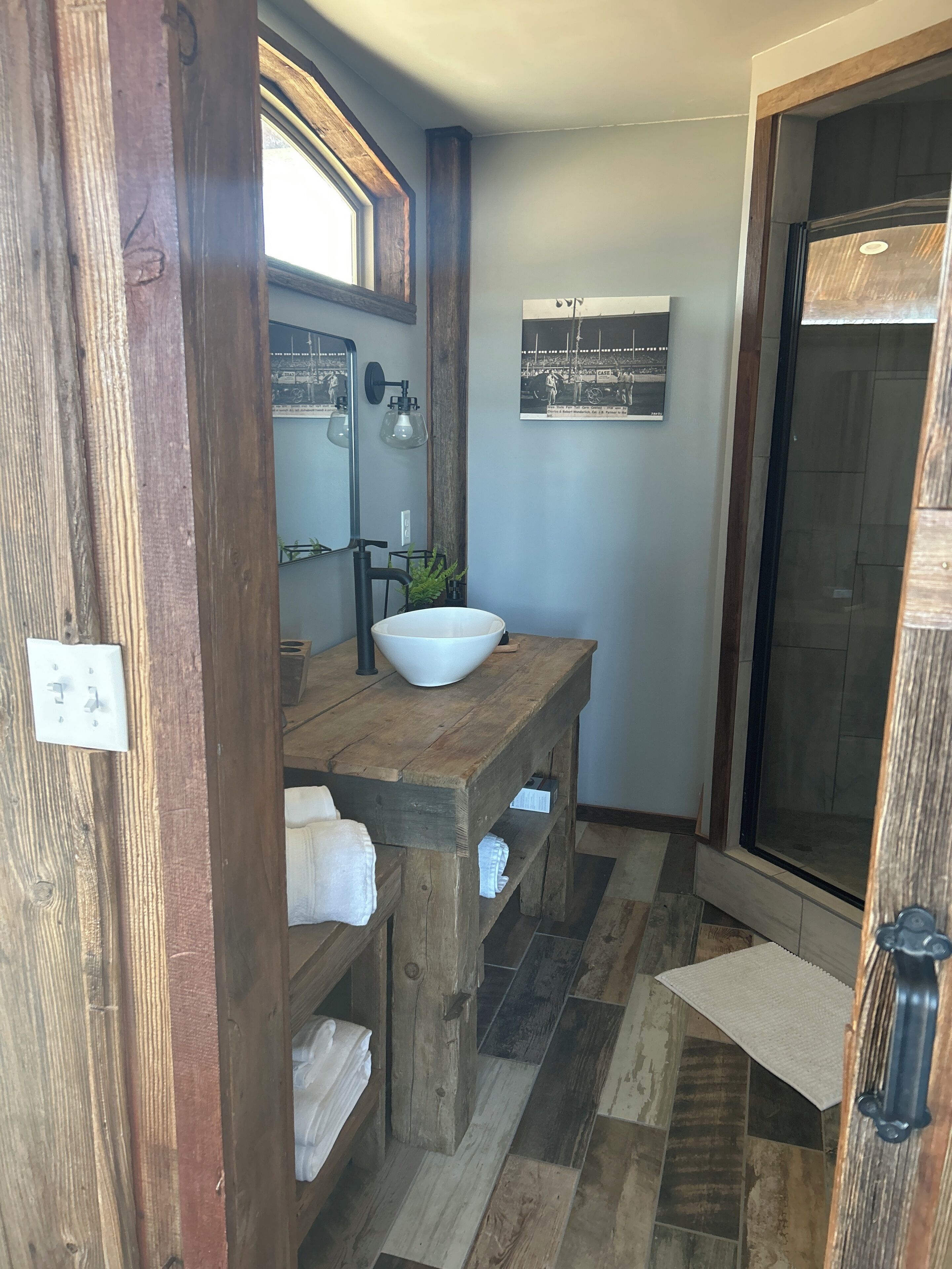 Douche, serviettes fournies, savon, papier de toilette