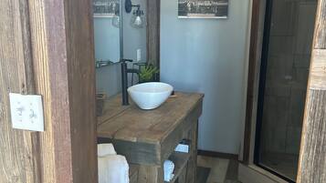 Douche, serviettes fournies, savon, papier de toilette