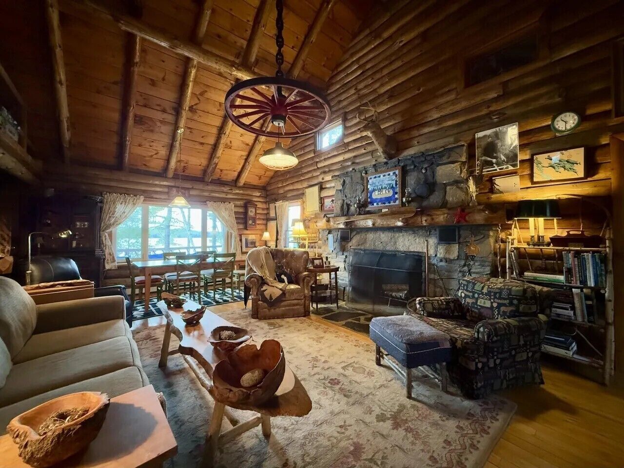 L’intérieur d’un chalet confortable, avec une cheminée, des meubles en bois et une décoration rustique.