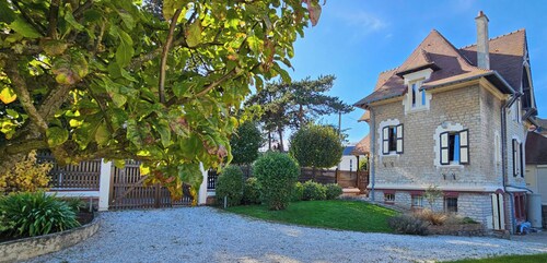 Belle de Normandie - Remarkable Historic Seaside Villa -Steps from the Beach
