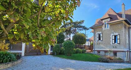 Belle de Normandie - Remarkable Historic Seaside Villa -Steps from the Beach