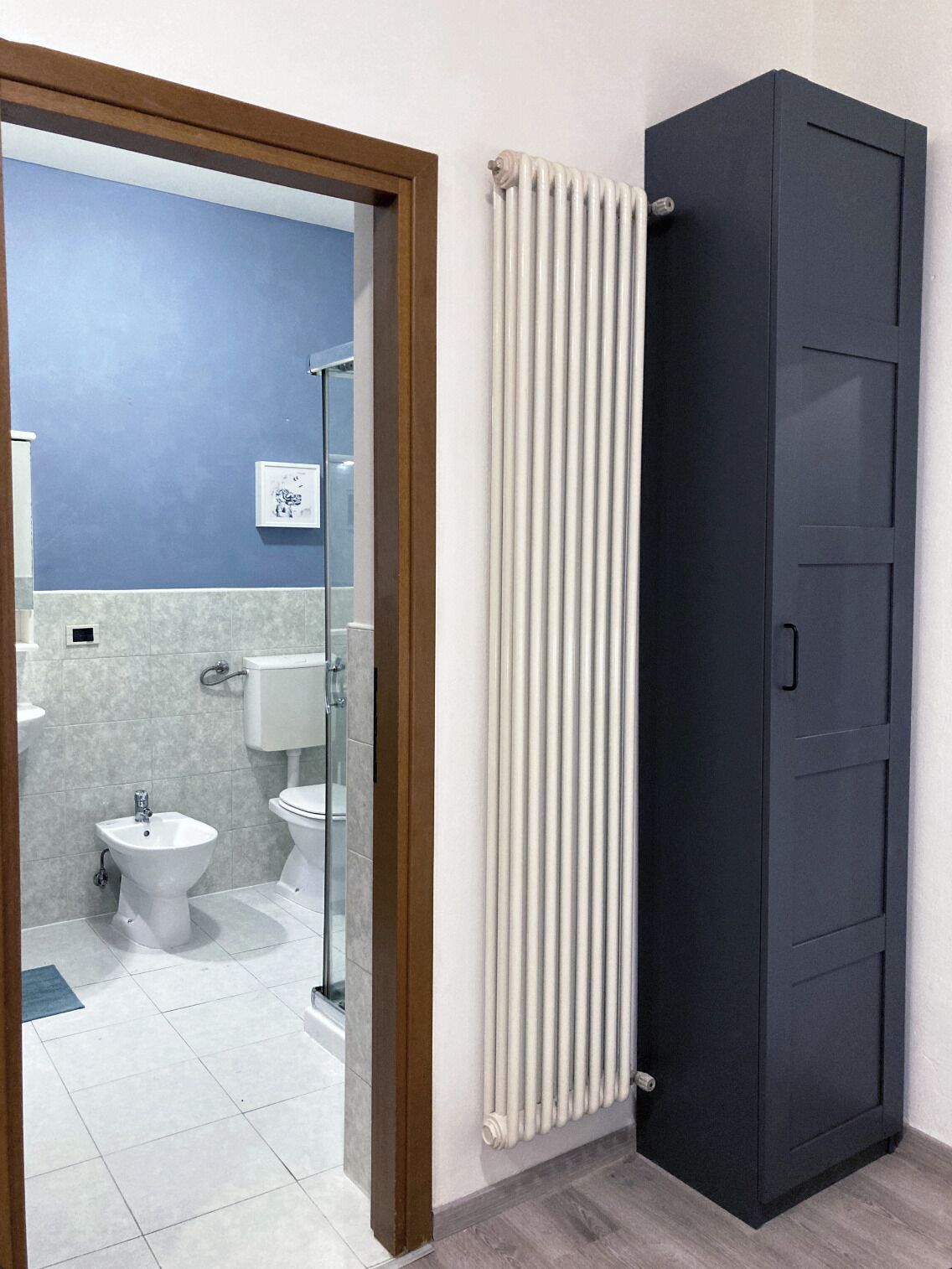 Haartrockner, Handtücher, Seife, Toilettenpapier