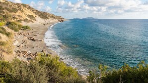 A coastal landscape with a beach, rocky terrain, and clear blue sea. - Villa Maria Studio 6 (Ligres)