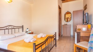 A hotel room with a bed, a wooden desk, a television, and a mirror. - Villa Maria Studio 7 (Ligres)