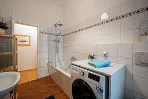 Haartrockner, Handtücher, Seife, Toilettenpapier