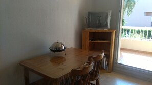 Dining - 15-minute walk from Sanary harbor and beach. Residence with swimming pool (Sanary-sur-Mer)