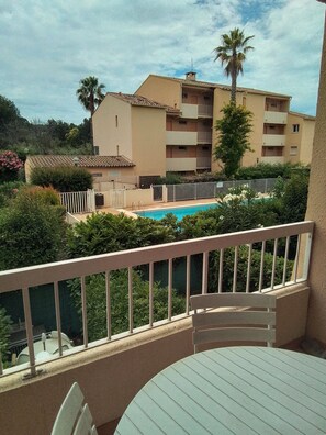 Outdoor dining - 15-minute walk from Sanary harbor and beach. Residence with swimming pool (Sanary-sur-Mer)
