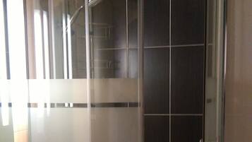 Een douche, zeep, toiletpapier