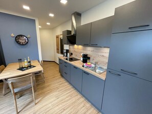 Fridge, microwave, stovetop, dishwasher - Vacation home Kompass - Apartment South (Wittmund)