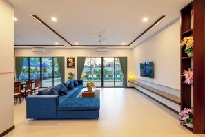 Luxury Villa, 5 Bedrooms, Balcony, Pool View | Living room | 42-inch Smart TV with digital channels - Blanc Smith Private Villa (Siem Reap)