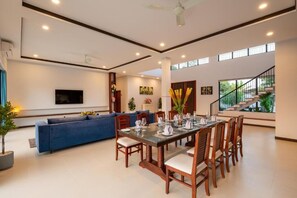 ดีลักซ์วิลล่า, 5 ห้องนอน, ระเบียง, วิวสระว่ายน้ำ | ร้านอาหาร