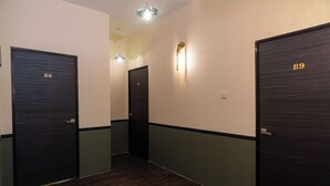 Un couloir avec trois portes portant les numéros B6, B8 et B9.